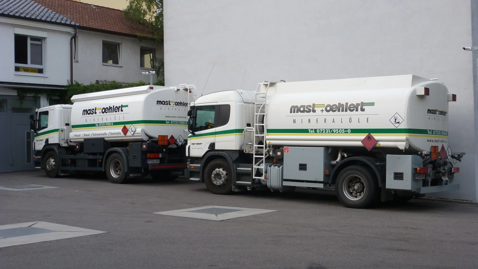 Kraftstofftankwagen an einem Mineralölstandort in Pforzheim